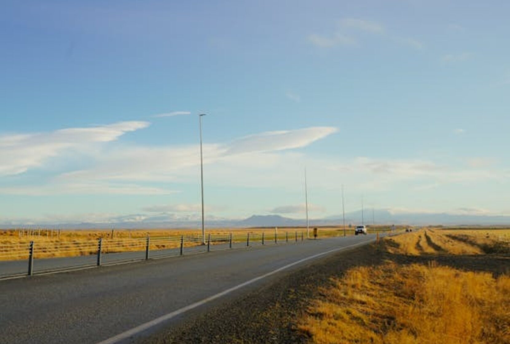 Free photo of schilderachtige open weg onder een helderblauwe lucht